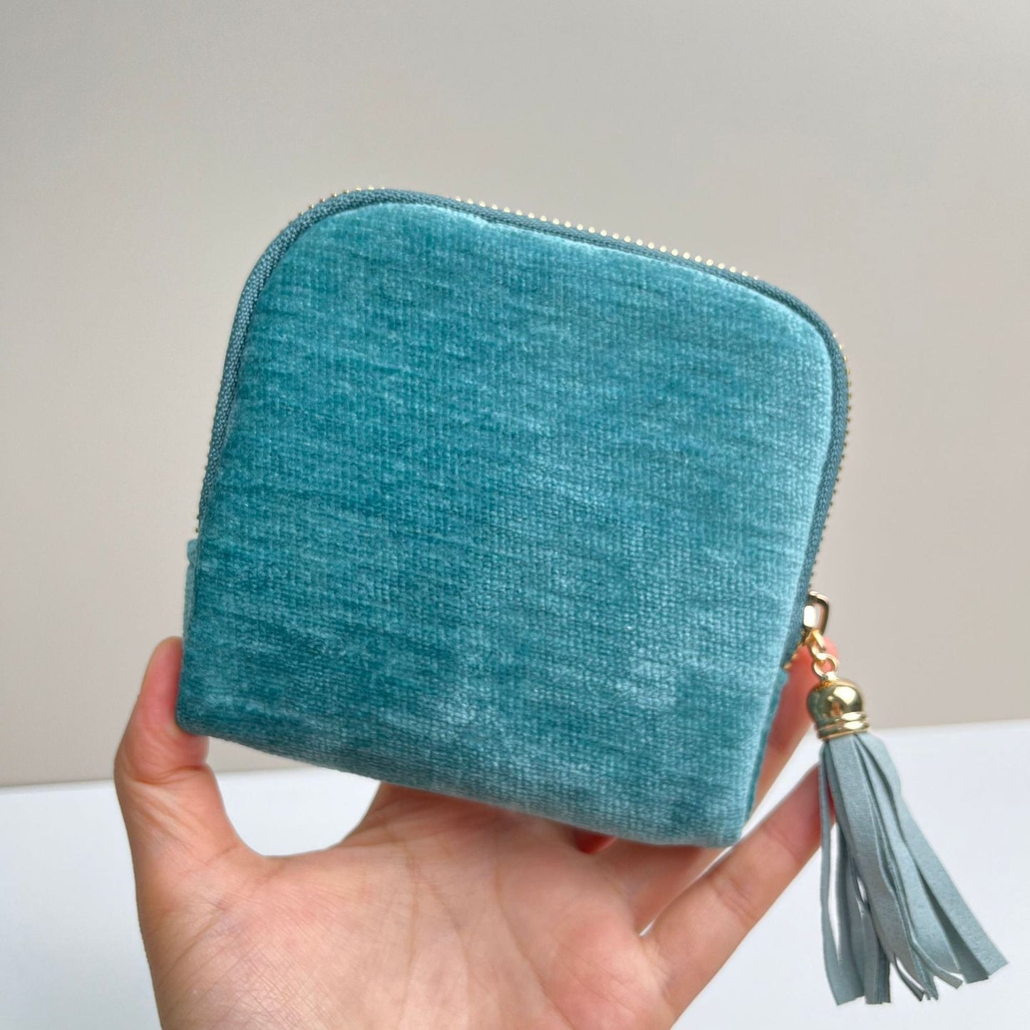 💎Luxe Velvet Travel Jewelry Organizer – 5-Compartment Tangle-Free Storage Bag with Secure Tassel Zipper ✨