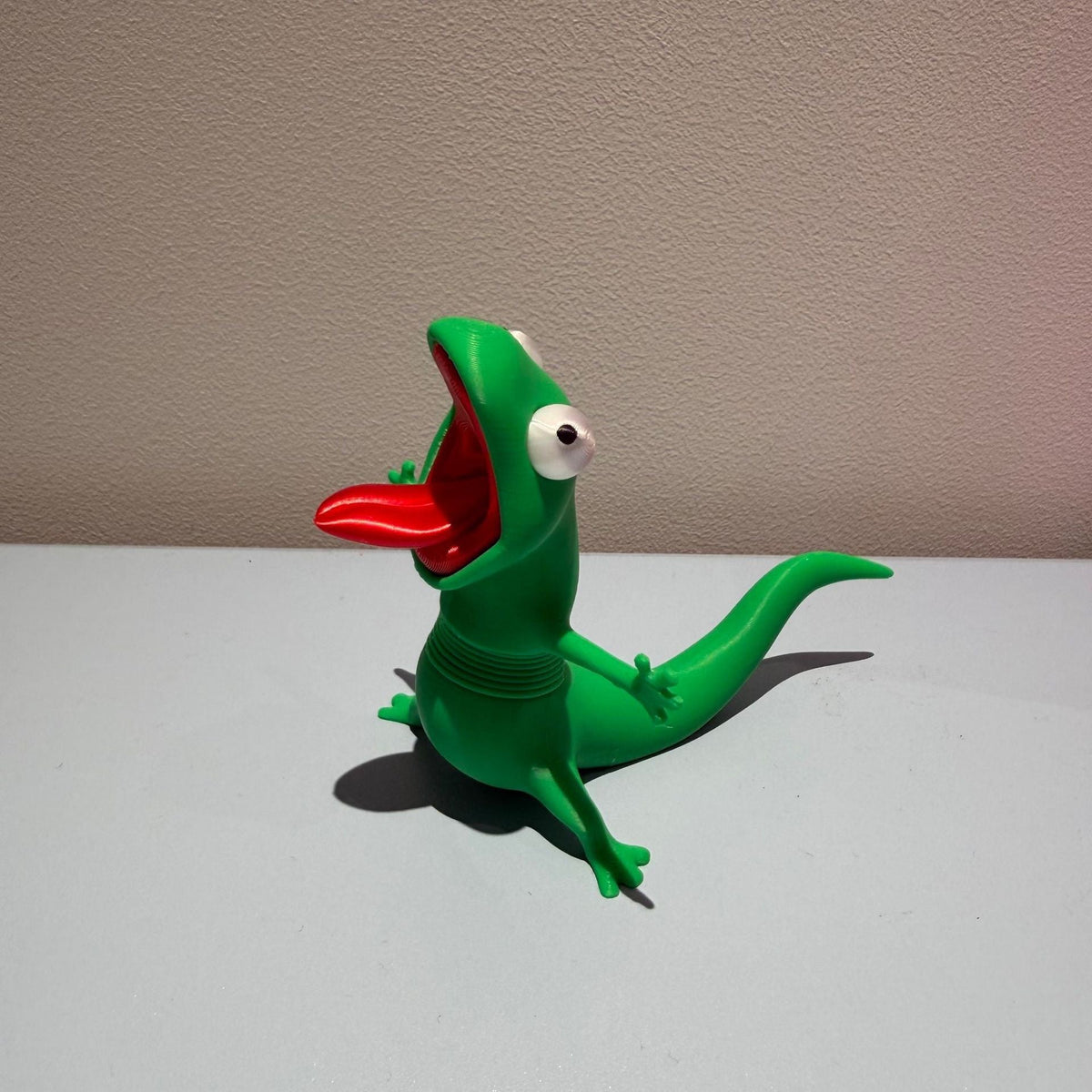 🦎 Wobbling Lizard Ride Ornament – A Little Buddy with Big Personality