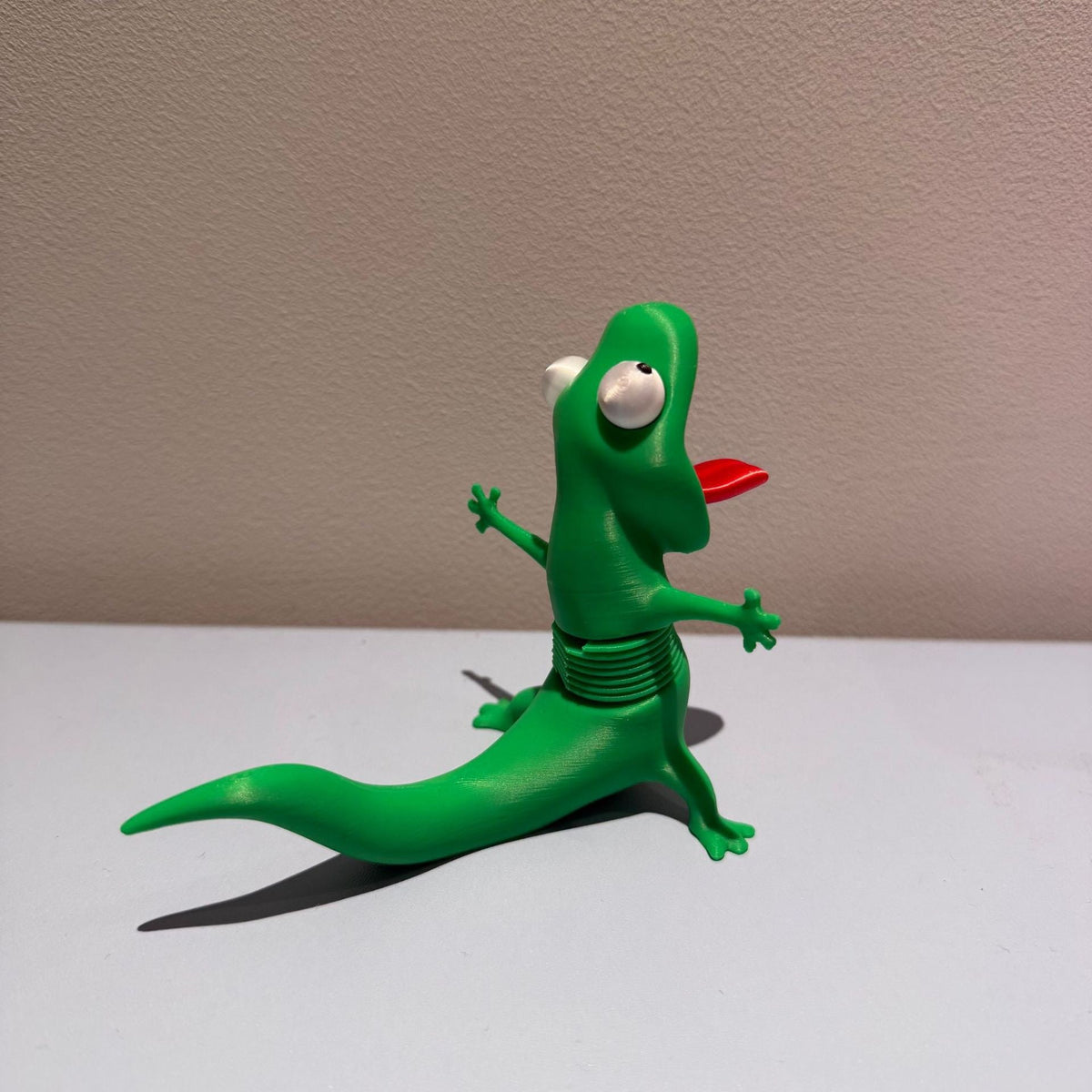 🦎 Wobbling Lizard Ride Ornament – A Little Buddy with Big Personality