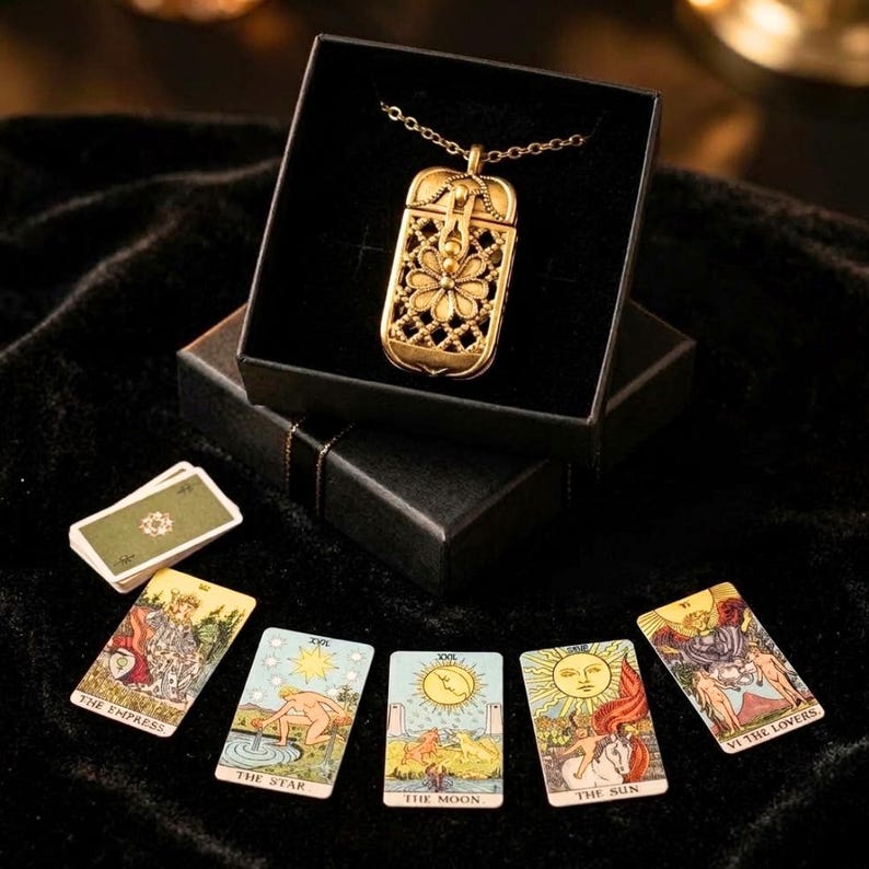 ✨ Secret Tarot Locket Necklace – Vintage Pendant with Mini Tarot Cards